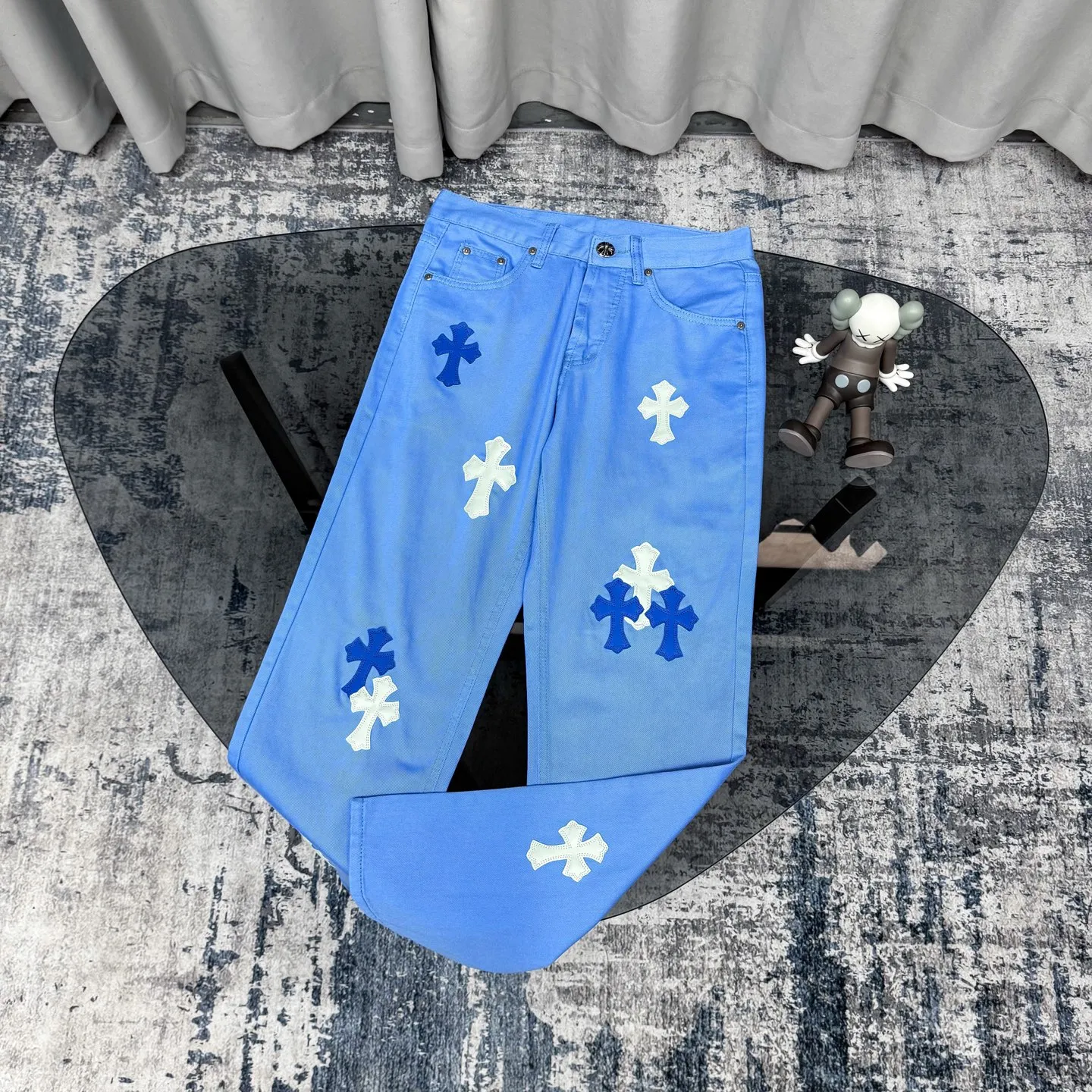 P270 Chrome hearts CH co-branded Drak Miami ice blue jeans exude uninhibited personality and unique charm. Every wear and tear is carefully designed to present a unique artistic feel. Made of imported denim fabric, which has undergone heavy industrial washing and destruction treatment, the trousers show a super cool effect on the upper body, allowing you to dominate the fashion stage.  This is more than just a pair of jeans, it is an expression of attitude. With its unique design concept and ultimate pursuit of details, Croxin breaks traditional boundaries and defines the jeans trend in the new era. The trousers are made of double-layer woven fabric with customized hardware. Special Italian cowhide is printed and cut. Custom-made sheepskin three-layer thick-line leather. The whole body is spliced ​​in heavy water washing. Craftsmen hand-splash ink. You can see the details. Three-dimensional cutting version. Loose and comfortable, not flattering to the body. Makes taller and slimmer. Seiko factory. Original quality control. Same style for men and women. Can be matched with couples. Versatile recommendation. Must-have jeans for all seasons. Color: ice blue. Size: 28-30-32-34.